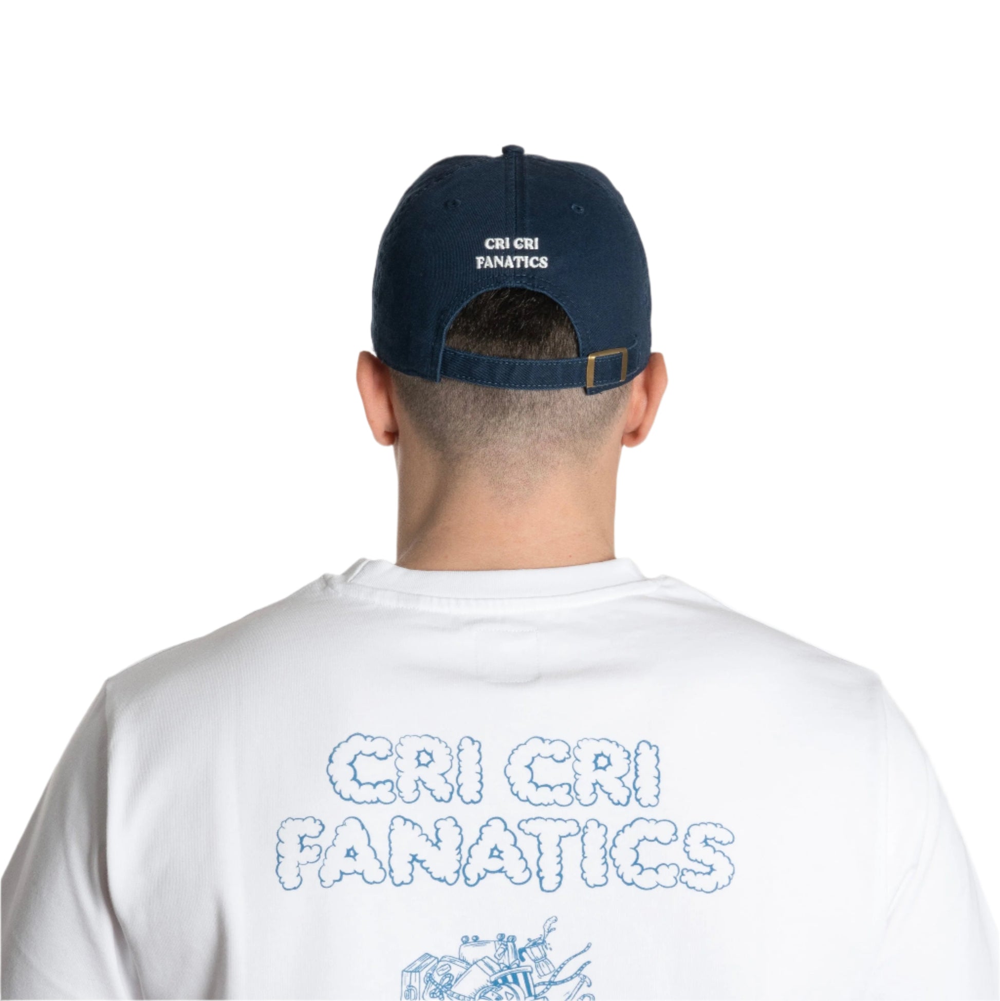 Parte trasera de la gorra en color azul marino con la frase 'cri cri fanatics' bordado en color blanco, justo encima de la correa ajustable con deslizador en metal.