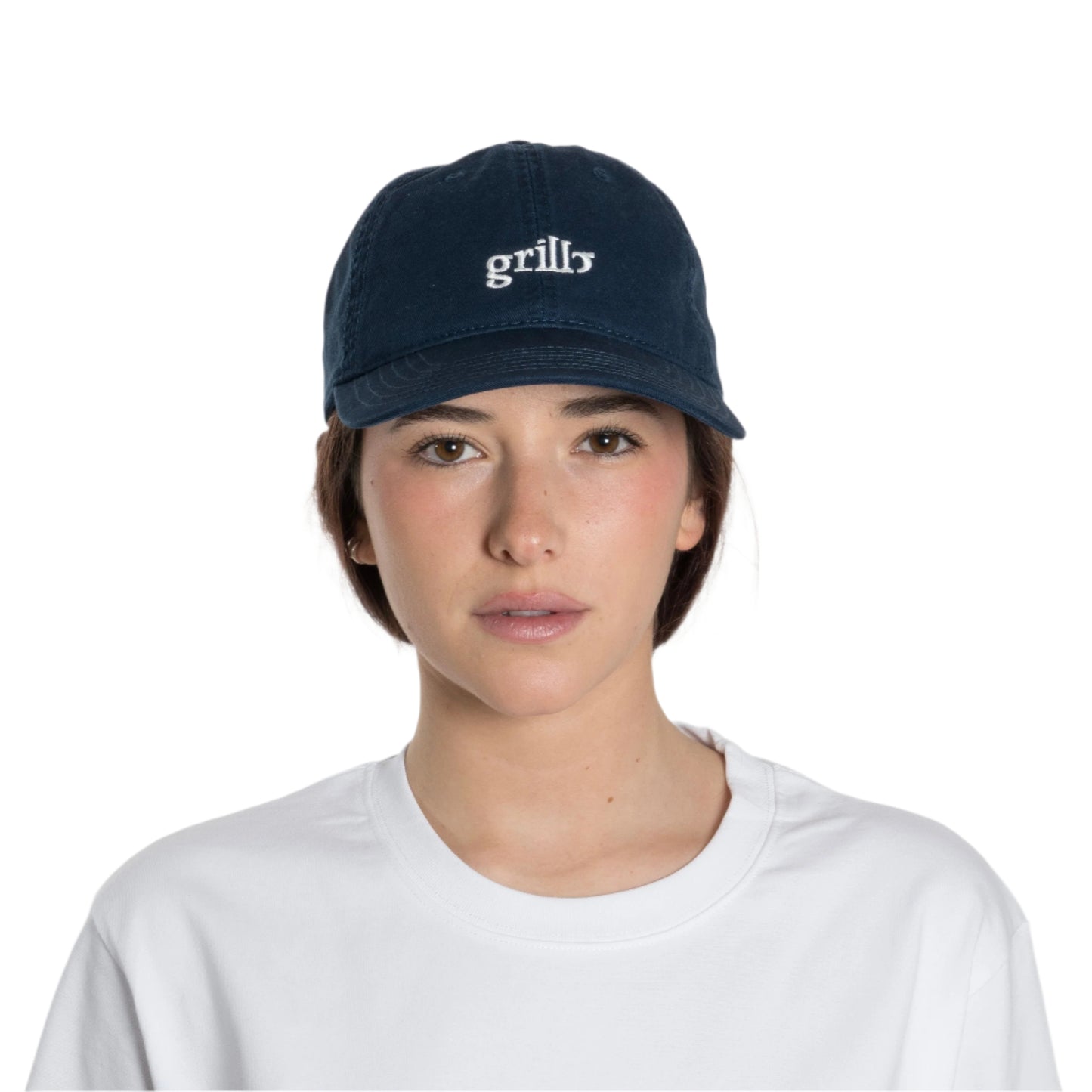 Parte delantera de la gorra en color azul marino, visera curva y logo bordado en color blanco. Confeccionado en algodón 100%.