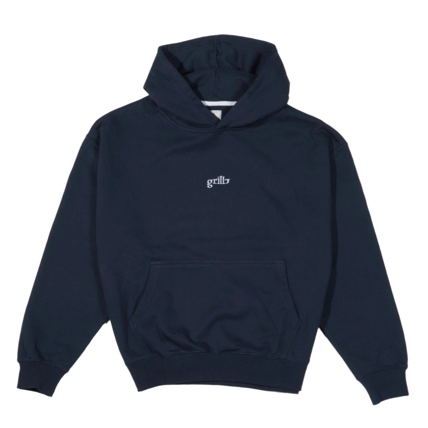 Parte delantera de la sudadera azul marino 100% algodón y bolsillo canguro. Logo bordado en blanco y situado en mitad del pecho.