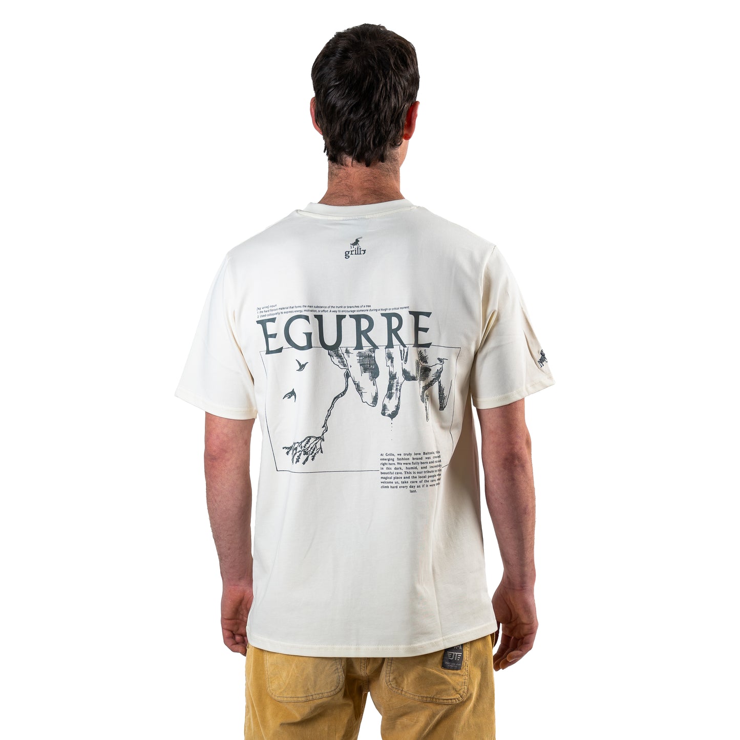 Camiseta de manga corta y cuello redondo, 100% algodón. Diseño en color antracita, parte delantera y trasera serigrafiado. Logo bordado en la manga.