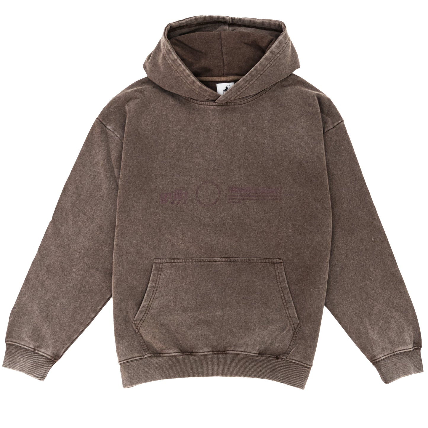 Sudadera con capucha de color marrón desgastado. Diseño serigrafiado en color vino en la parte delantera, trasera y trasera baja inferior derecho. Logo bordado en el puño de la manga.