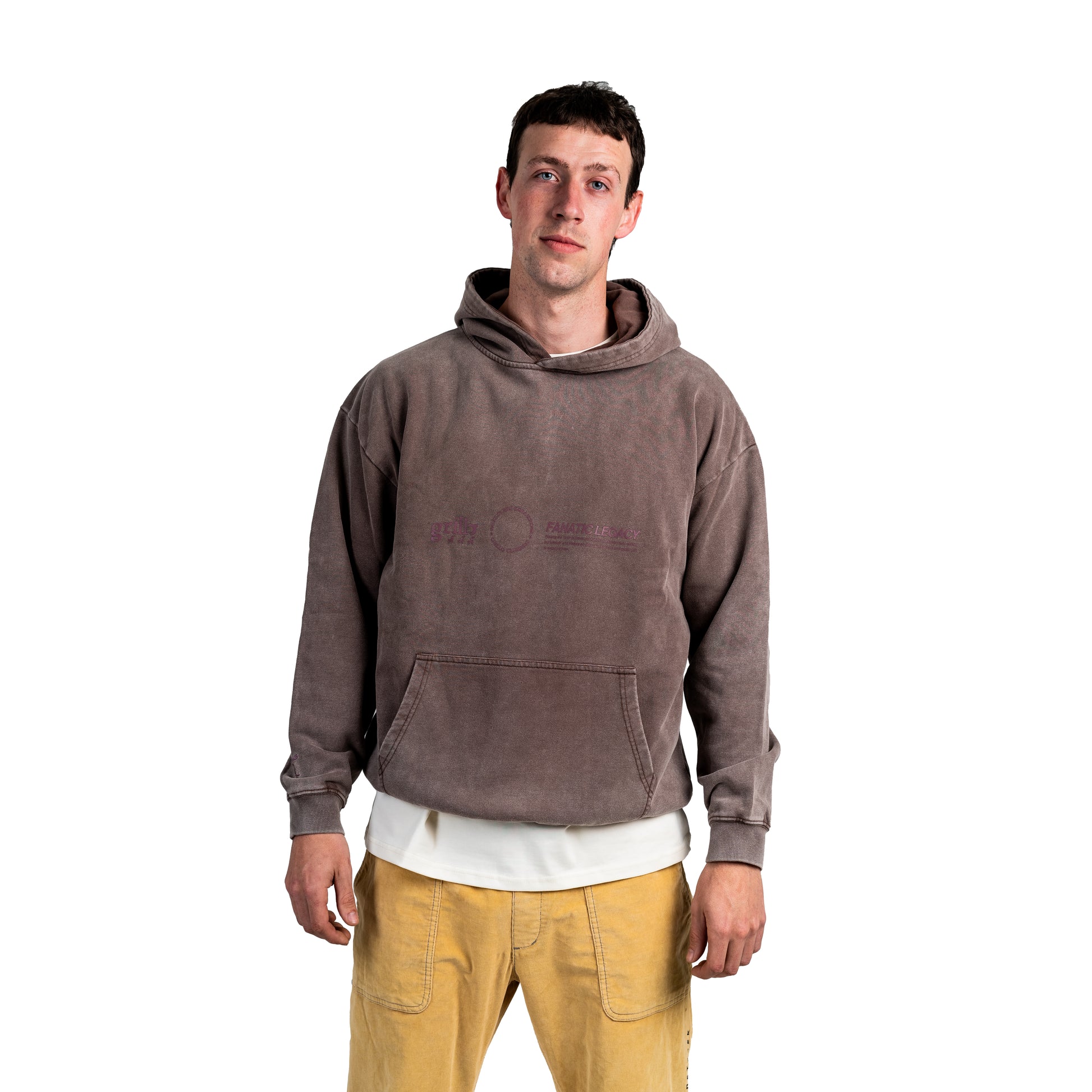 Sudadera con capucha de color marrón desgastado. Diseño  serigrafiado en color vino en la parte delantera, trasera y trasera baja inferior derecho. Logo bordado en el puño de la manga.