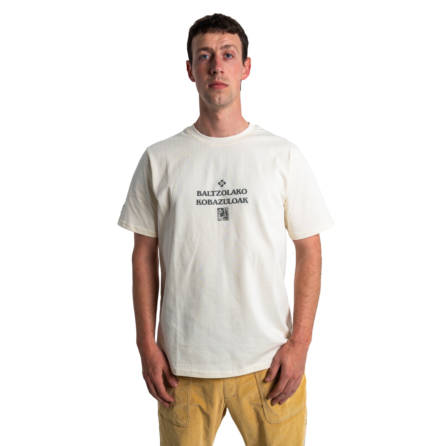 Camiseta de manga corta y cuello redondo, 100% algodón. Diseño en color antracita, parte delantera y trasera serigrafiado. Logo bordado en la manga.