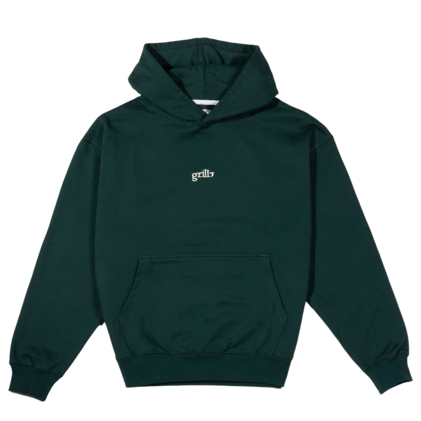 Parte delantera de la sudadera con capucha en verde oscuro y bolsillo canguro. Logo bordado en color crema y situado en el pecho.