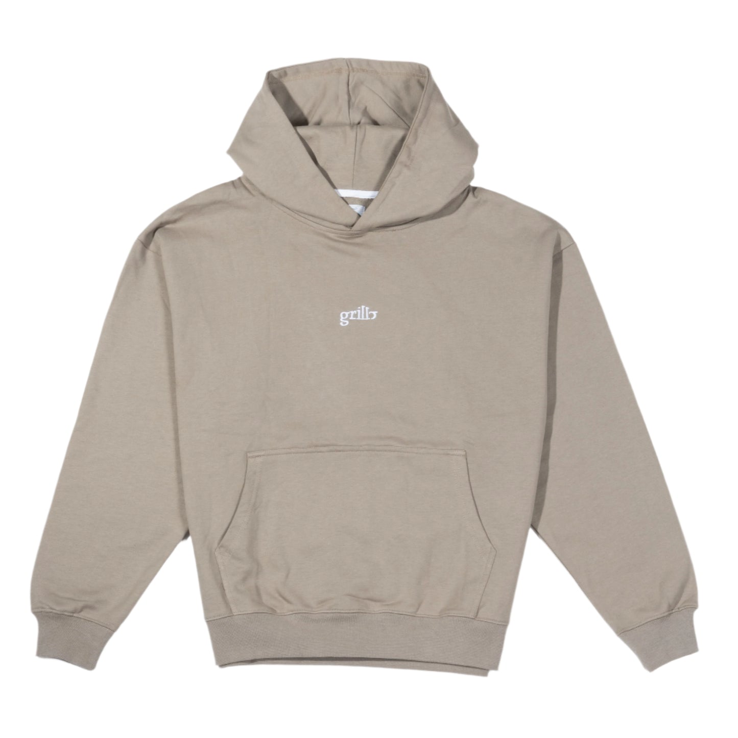 Parte delantera de la sudadera khaki con bolsillo canguro. Logo bordado en blanco situado en el centro del pecho.