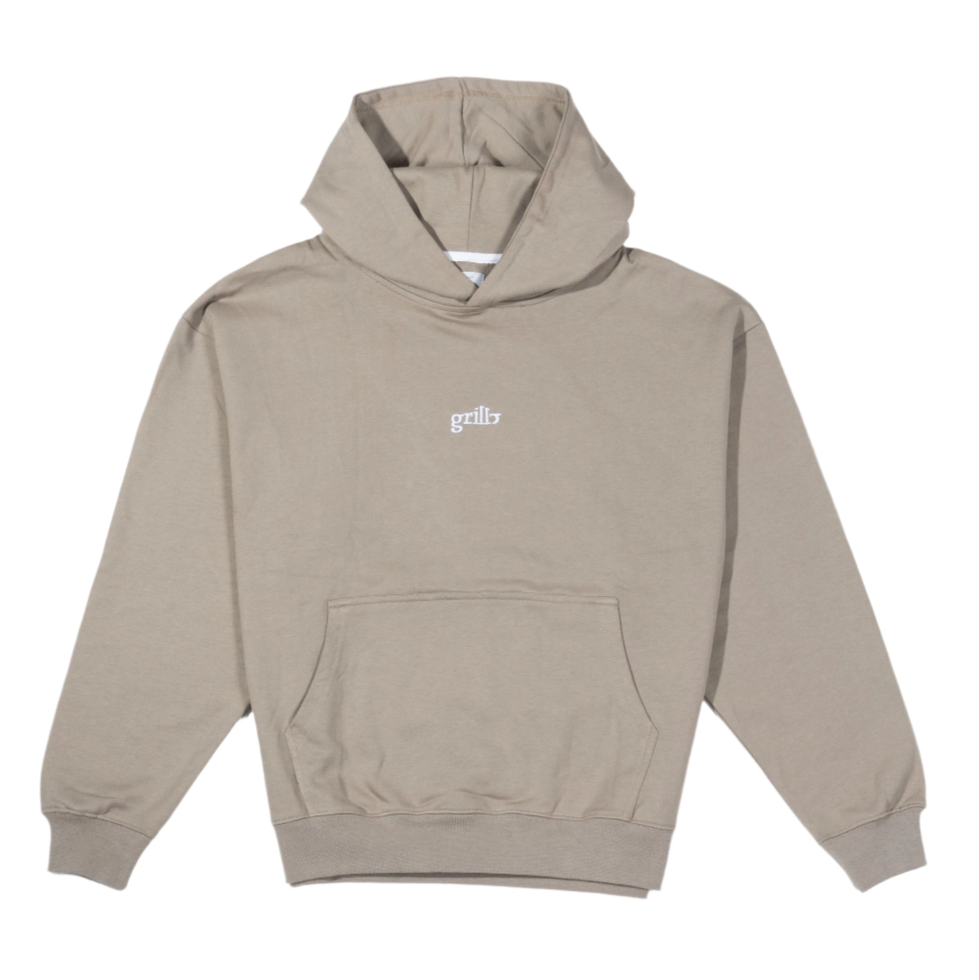 Parte delantera de la sudadera khaki con bolsillo canguro. Logo bordado en blanco situado en el centro del pecho.