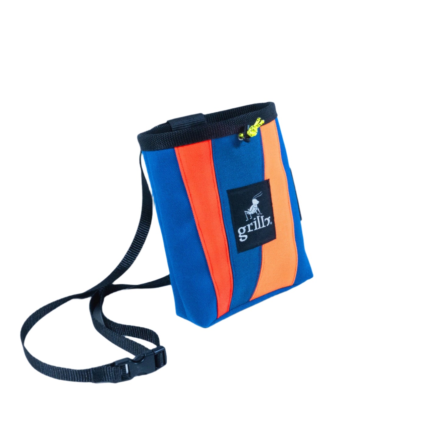 Magnesera en cordura 1000, en colores azul, naranja y rojo, con una cinta de nylon ajustable en la cintura, portacepillos elástico y un sistema de cierre mediante cordón que evita la pérdida de magnesio. Logo grillo bordado en el centro de la magnesera.