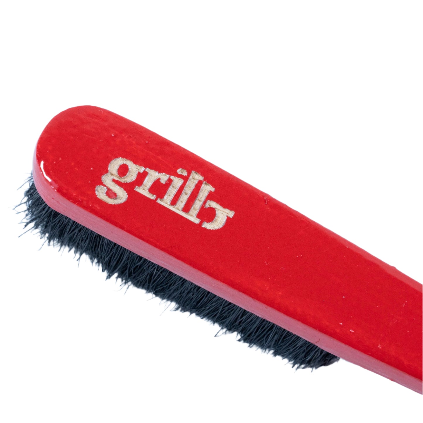 Primer cepillo Grillo en madera de haya y cerdas de jabalí, respetuoso con la roca y el medio ambiente. Pintado a mano en color rojo, logo grabado a láser en la parte superior trasera y disponible con las cerdas en color negro o natural.