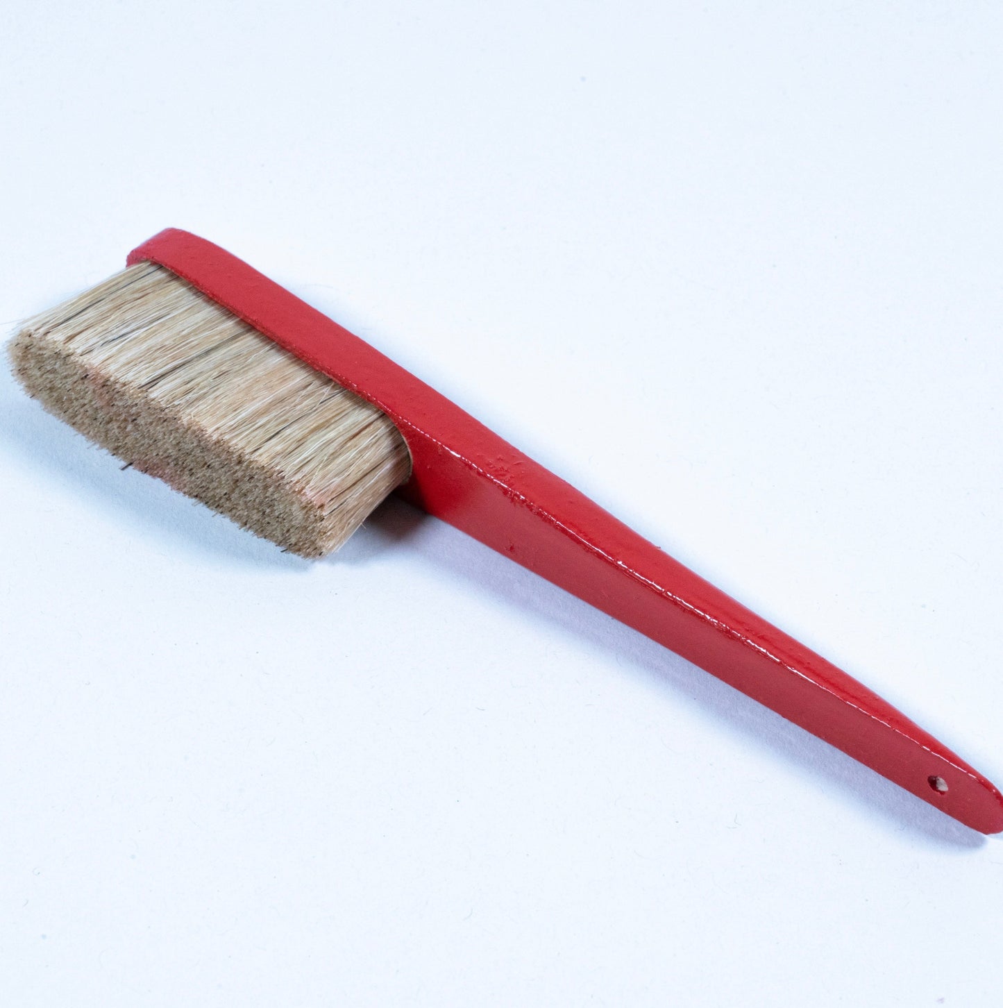 Primer cepillo Grillo en madera de haya y cerdas de jabalí, respetuoso con la roca y el medio ambiente. Pintado a mano en color rojo, logo grabado a láser en la parte superior trasera y disponible con las cerdas en color negro o natural.