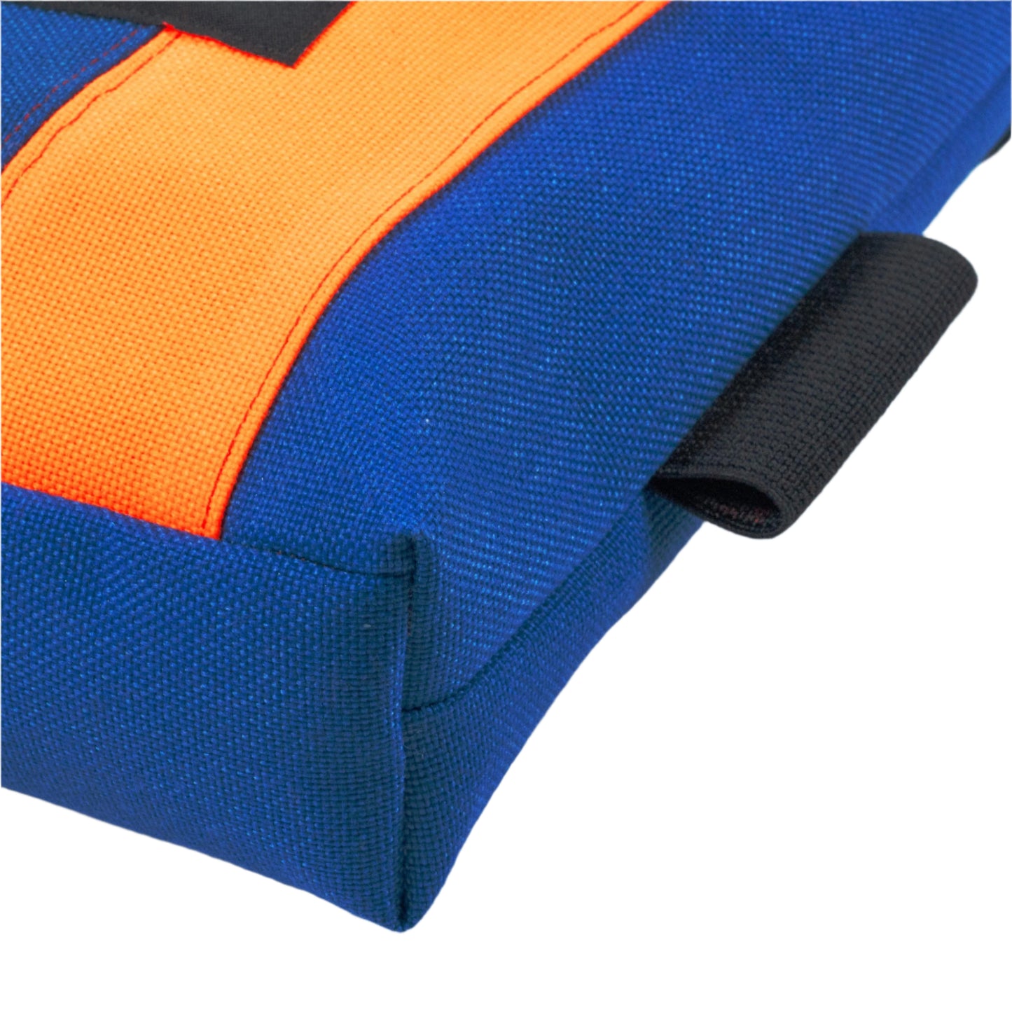 Magnesera en cordura 1000, en colores azul, naranja y rojo, con una cinta de nylon ajustable en la cintura, portacepillos elástico y un sistema de cierre mediante cordón que evita la pérdida de magnesio. Logo grillo bordado en el centro de la magnesera.