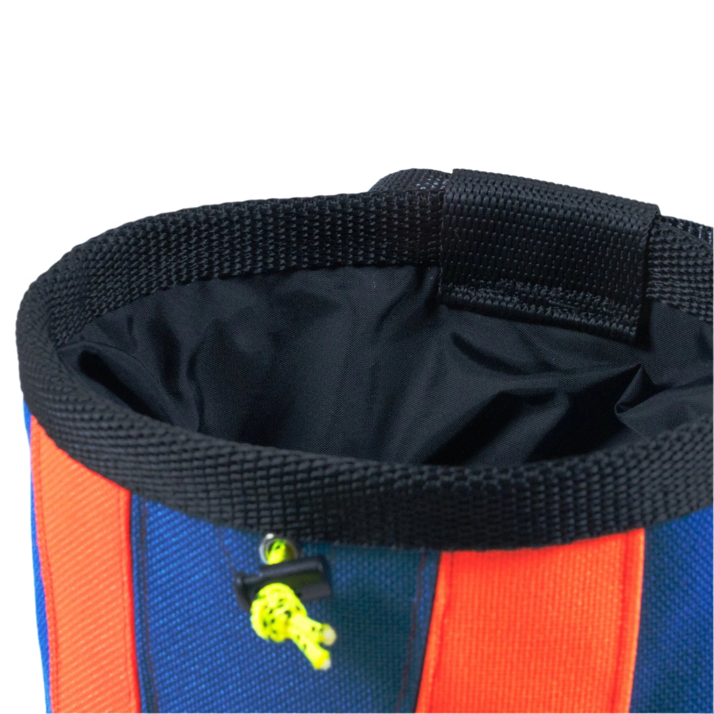 Magnesera en cordura 1000, en colores azul, naranja y rojo, con una cinta de nylon ajustable en la cintura, portacepillos elástico y un sistema de cierre mediante cordón que evita la pérdida de magnesio. Logo grillo bordado en el centro de la magnesera.