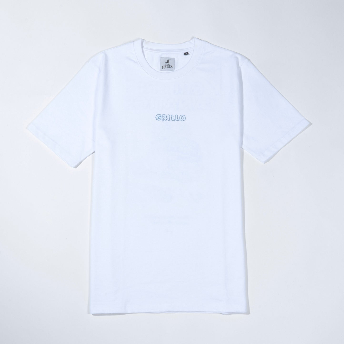 Parte delantera de la camiseta blanca, manga corta y cuello acanalado. Logo serigrafiado en azul y tipografía nube, situado en el centro del pecho.