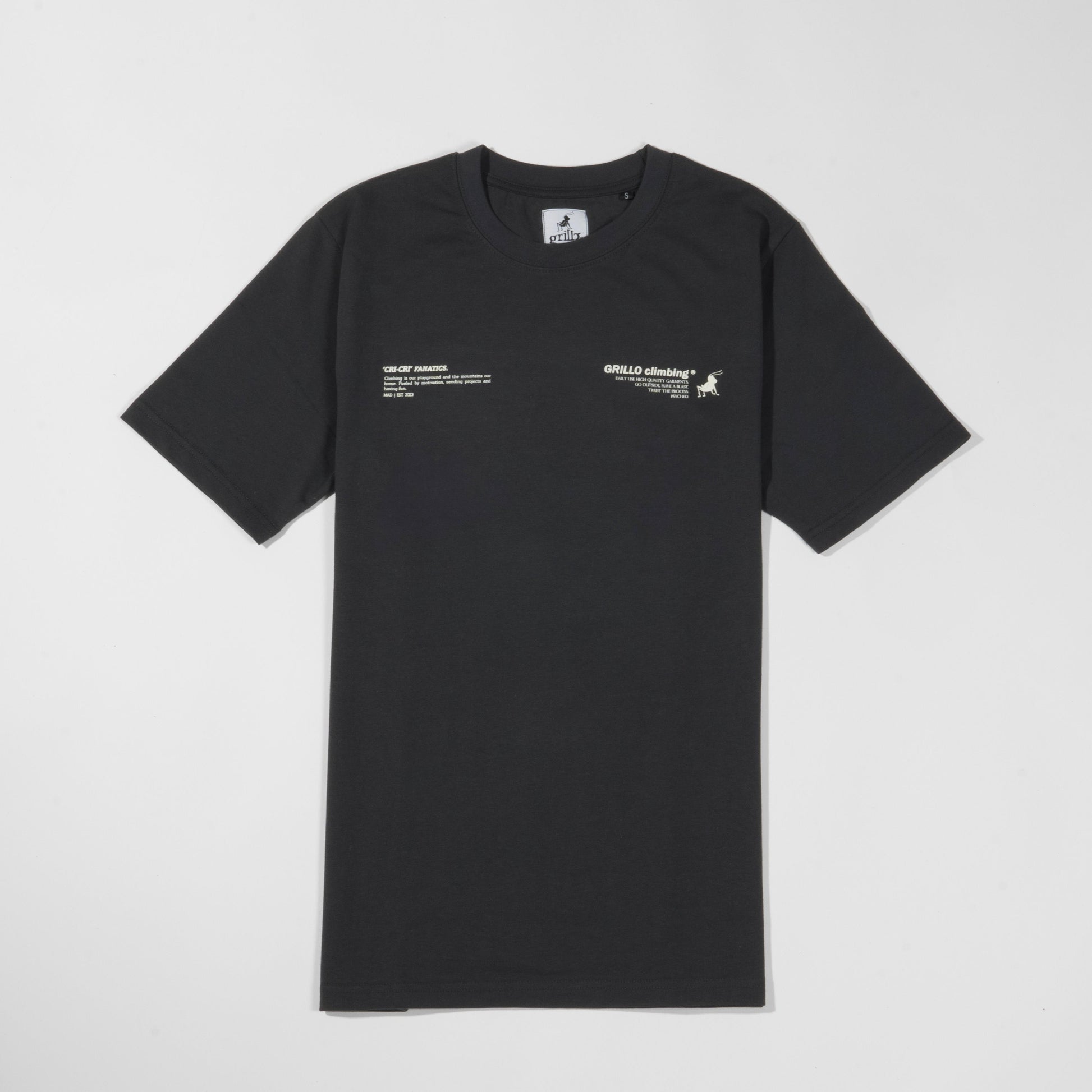 Parte delantera de la camiseta gris oscuro, manga corta, cuello acanalado y 100% algodón. Diseño serigrafiado arriba a la derecha e izquierda de la camiseta, al nivel del pecho.