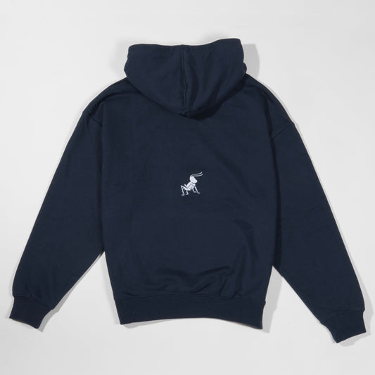 Parte trasera de la sudadera azul marino 100% algodón con capucha. Grillo bordado en blanco y situado en el centro de la sudadera. 