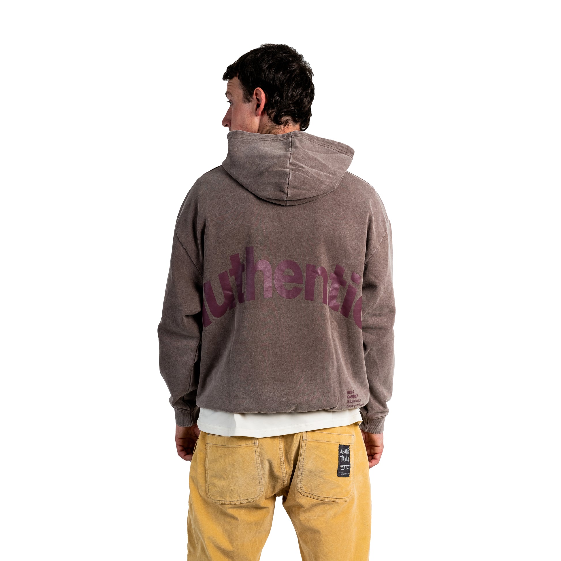 Sudadera con capucha de color marrón desgastado. Diseño  serigrafiado en color vino en la parte delantera, trasera y trasera baja inferior derecho. Logo bordado en el puño de la manga. 