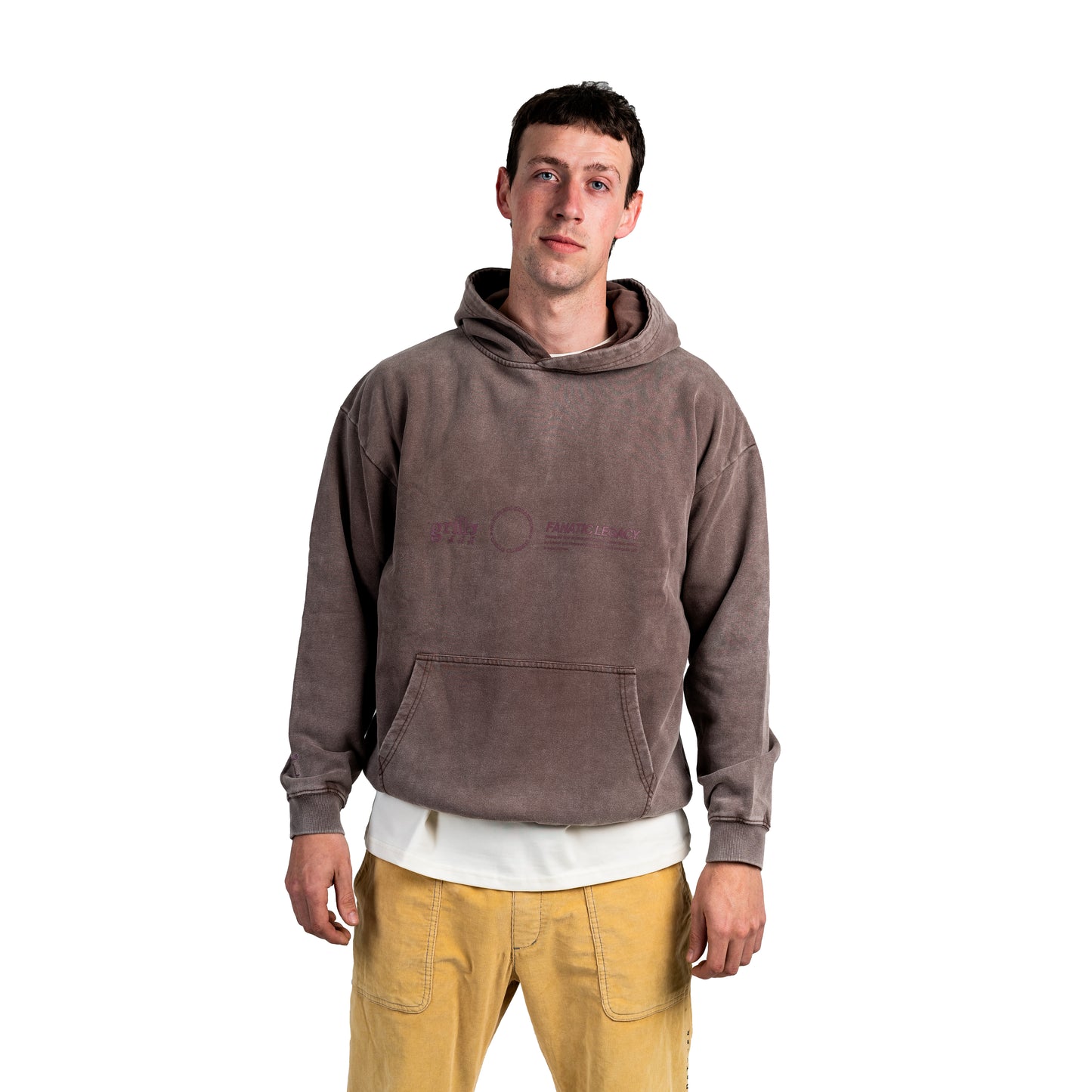 Sudadera con capucha de color marrón desgastado. Diseño  serigrafiado en color vino en la parte delantera, trasera y trasera baja inferior derecho. Logo bordado en el puño de la manga. 