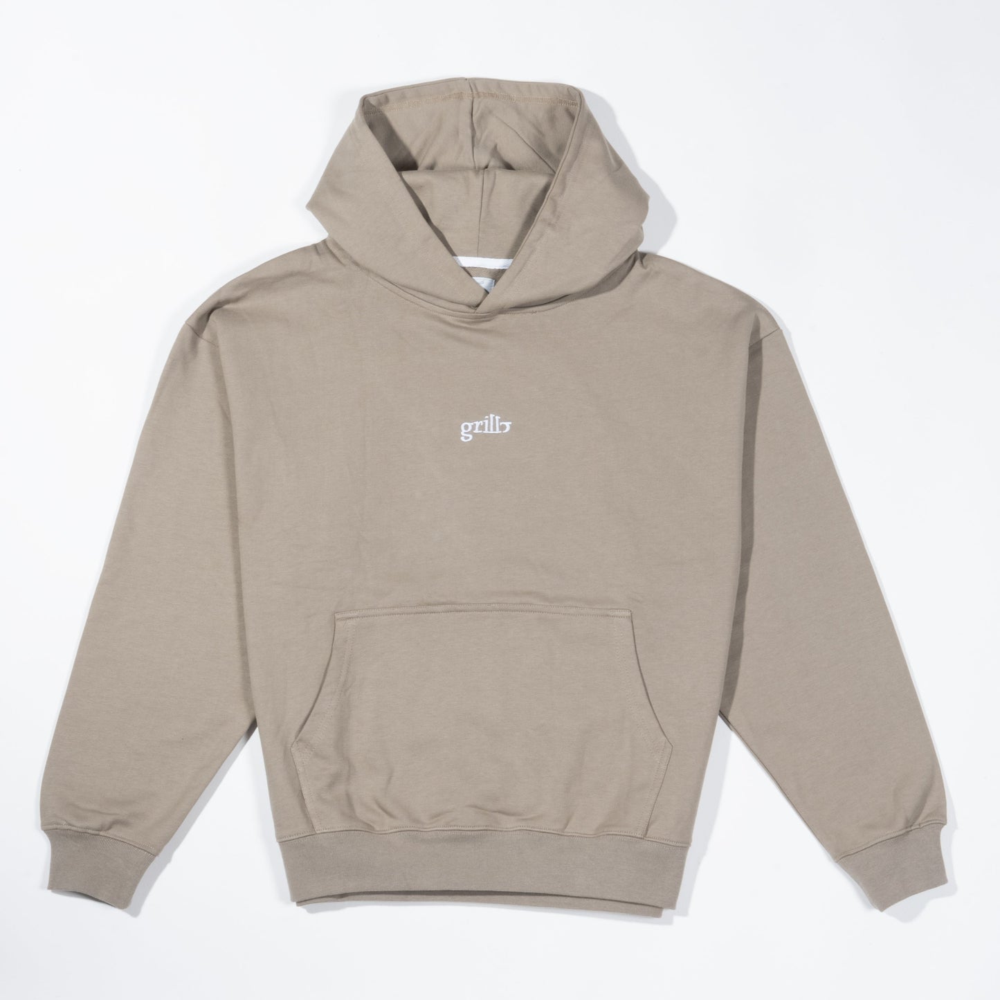 Parte delantera de la sudadera khaki con bolsillo canguro. Logo bordado en blanco situado en el centro del pecho.
