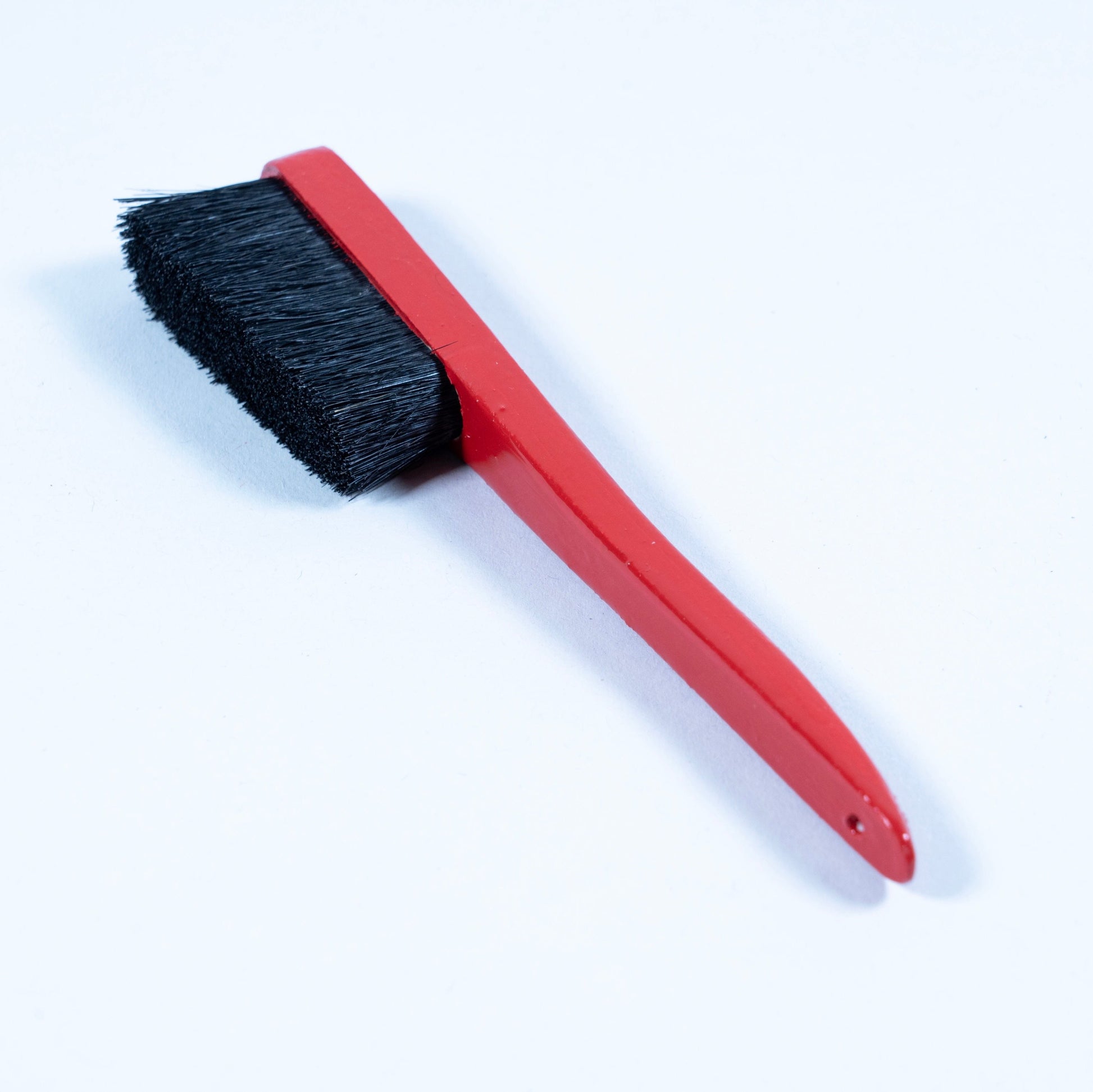 Primer cepillo Grillo en madera de haya y cerdas de jabalí, respetuoso con la roca y el medio ambiente. Pintado a mano en color rojo, logo grabado a láser en la parte superior trasera y disponible con las cerdas en color negro o natural.